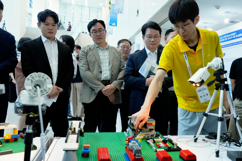 포스코DX 전국 청소년 AI 창의 경진대회에서 심민석 포스코DX 사장(오른쪽 두번째)과 전문가 심사위원단이 AI 안전관제 시스템 시연을 보고 있다.