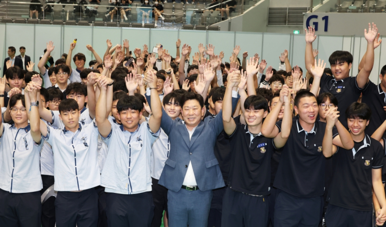 시는 지난 28일 포항실내체육관에서 중·고등학생과 학부모 등 2,000여 명이 참여한 가운데 ‘학생이지만 취업은 하고 싶어’ 포항 직업계고 취업박람회를 성황리에 마무리했다.