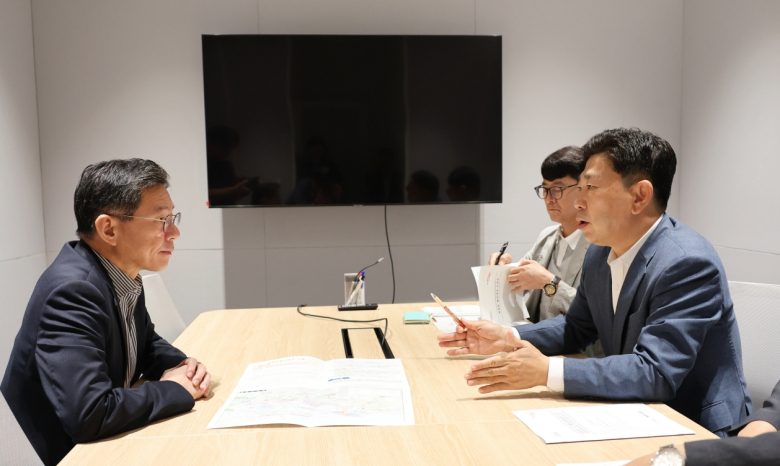 지난달 31일 박용선 포항시장(오른쪽)이 조용범 기획예산처 차관을 만나 주요 현안사업에 대한 정부 차원의 적극적인 지원을 요청했다.
