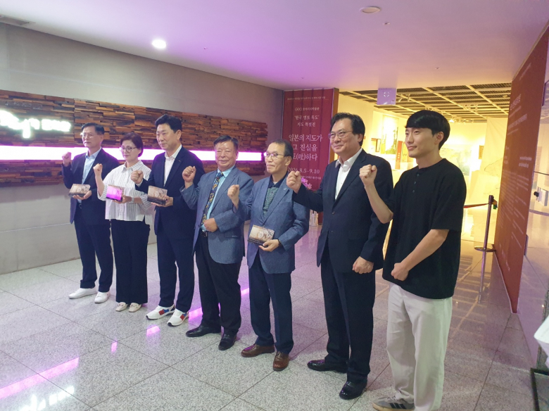 (왼쪽부터) 김대식 독도문화재단 사무총장 임채완 경북도청 해양정책과장, 박용선 포항시장, 양재룡 호야지리박물관장, 김영곤 경북신문 대표이사, 손건재 전 포스코 대표이사, 윤택경 포항시민.