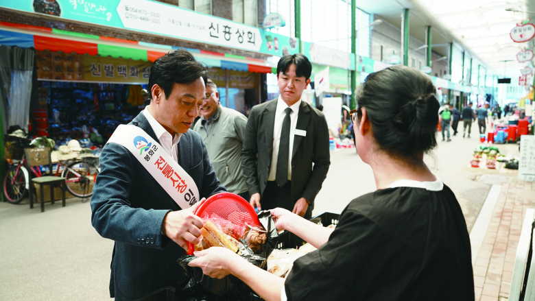 봉화군은 추석명절을 맞아 오는 24일까지 추석맞이 전통시장 장보기 기간으로 정하여 행사를 추진하고 있다. 이번 행사는 경기 침체로 인해 소비심리가 위축됨에 따라 매출 부진 등으로 어려움을 겪고 있는 상인들의 사기진작과 서민경제 활력 회복을 위해 마련됐다. 특히 실·과·소 및 읍·면 공무원, 기관단체, 군민이 함께 하는 추석맞이 전통시장 장보기 행사 및 캠페인을 14일 억지춘양시장에서 실시했으며, 오는 22일 봉화상설시장에서 실시한다.김규화기자