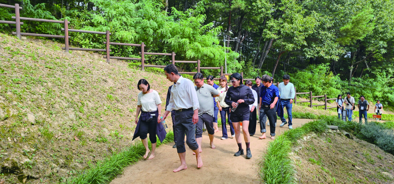 양포동발전협의회에서는 19일 해마루공원에서 주민들의 건강과 화합을 도모하고, 지역의 아름다운 자연과 문화를 함께 즐길 수 있는 ‘제4회 해마루 걷기 페스타’를 개최하였다. 이날 행사는 주민들이 자연 속에서 함께 걸으며 건강을 챙기는 것은 물론 다양한 문화공연을 통해 일상에서 잠시 벗어나 청량한 자연 속에서 심신을 치유하는 숲속 힐링의 장으로 마련되었다.김학전기자
