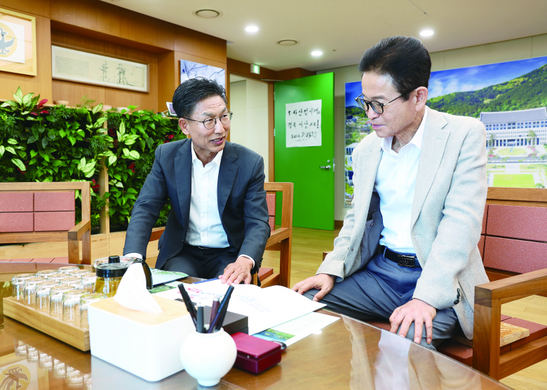 21일 김병삼 영천시장(왼쪽)이 경북도청을 방문해 이철우 경북도지사와 지역 주요 현안사업에 대해 논의하고 있다.