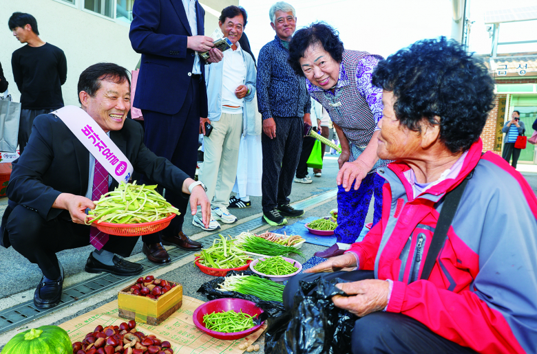 의성군은 지난 19일부터 22일까지 지역 전통시장 4개소에서 ‘추석맞이 전통시장 장보기 행사’를 개최하고, 유관기관과 사회단체의 자발적인 참여를 통해 전통시장 이용 분위기 확산에 나선다고 밝혔다. 행사는 봉양시장, 금성시장, 안계시장, 의성시장 등 지역 전통시장 4개소에서 차례대로 진행된다. 의성군수는 각 시장을 방문해 명절 제수용품과 지역 농·특산물 등을 구입하고 상인들과 소통하며 현장의 목소리를 들을 예정이다.박효명기자
