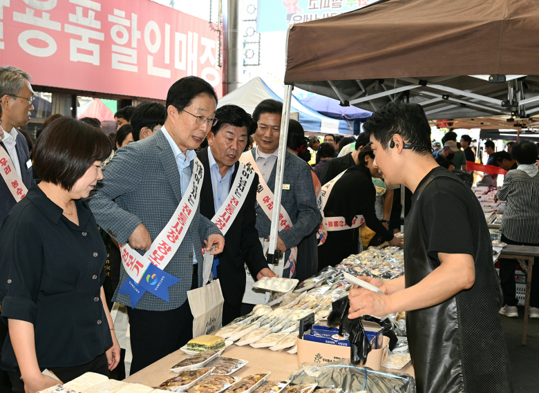 경북교육청은 추석 명절을 앞두고 21일 칠곡 왜관시장에서 지역 상권에 활력을 더하기 위한 전통시장 장보기 행사를 실시했다고 밝혔다. 이번 행사는 추석을 앞두고 전통시장 이용을 활성화하고 지역 소상공인과 상인들에게 힘을 보태기 위해 마련됐다. 이날 행사에는 임종식 교육감을 비롯해 경북교육청과 칠곡교육지원청 직원 등 80여 명이 참여해 왜관시장을 둘러보며 명절 제수용품과 생활용품 등을 구매했다. 또한 임종식 교육감은 시장 상인들과 직접 만나 현장의 애로사항과 의견을 듣고, 어려운 경제 여건 속에서도 지역 상권을 지키고 있는 상인들을 격려했다. 임종식 교육감은 “추석을 앞두고 전통시장을 찾아 지역 상인들과 소통하고 지역경제에 힘을 보탤 수 있어 뜻깊다”라며, “앞으로도 지역사회와 함께 상생하며 지역경제 활성화에 도움이 될 수 있도록 적극 동참하겠다”라고 말했다.이경미기자