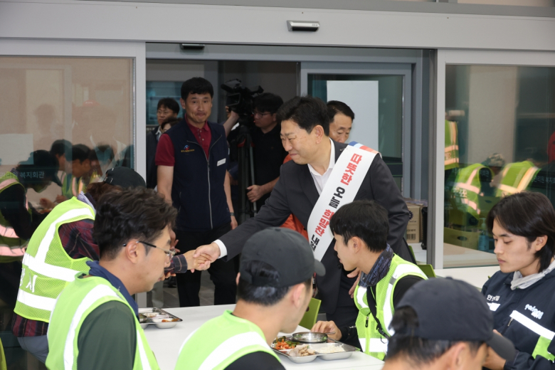 추석을 앞두고 21일 새벽 환경관리원복지회관을 찾아 환경관리원들과 아침식사를 함께하며 노고를 격려하고 있다.