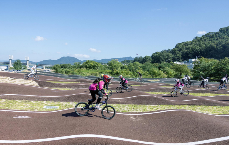 지난 20일 개장한 칠곡군 자전거파크에서 BMX 선수들이 굴곡진 펌프트랙을 달리고 있다. 칠곡군 자전거파크는 입문자부터 상급자까지 이용할 수 있는 공원형 펌프트랙을 갖췄다.