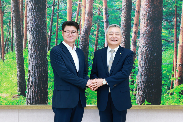 왼쪽부터 황이주 울진군수, 김회천 한국수력원자력 사장