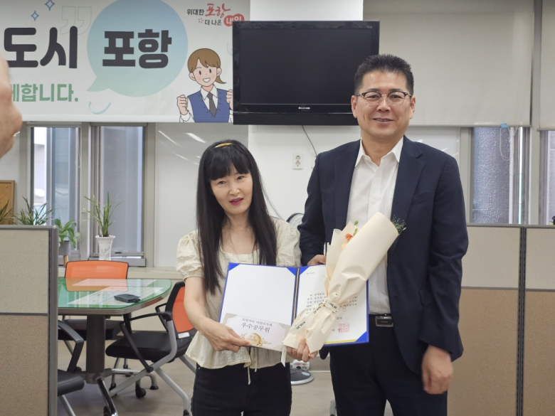 지난 23일 배성호 복지국장이 8월 민원처리 단축 마일리지제 우수공무원 정영주 주무관에게 시상하고 있다.