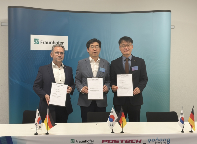 포항시와 포스텍(POSTECH)은 지난 2일(현지시간) 유럽 최대 응용연구기관인 독일 프라운호퍼(Fraunhofer-Gesellschaft)와 배터리 기술 분야 국제공동연구 협력을 위한 양해각서(MOU)를 체결했다.<br>(왼쪽부터 Jens Tübke 프라운호퍼 배터리 앨라이언스 대변인·FFB 총괄 소장, 이상민 포스텍 친환경소재대학원 배터리공학과 주임교수, 문종명 포항시 배터리첨단산업과장).
