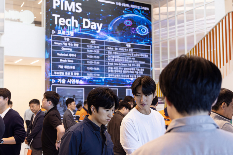 ‘PIMS Tech Day’에 참여한 직원들이 개발 사례를 유심히 살펴보고 있다.