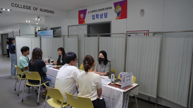 간호학과 학생들이 면접을 진행하는 동안 간호학과 교수들이 학부모를 대상으로 상담을 진행하고 있다.