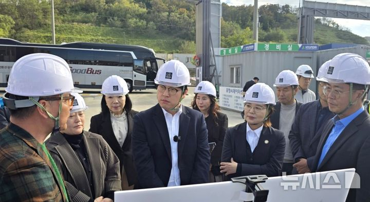 22일 하정우 국가AI전략위원회 상임부위원장 등이 경북 포항시를&nbsp; 방문해 광명일반산업단지에 있는 네오AI클라우드 글로벌 AI 데이터 센터 구축 현장을 둘러보며 현황 설명을 듣고 있다. 뉴시스