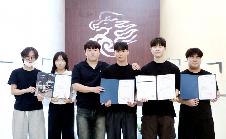 수상한 학생들이 기념사진을 촬영하고 있다(왼쪽부터 이정빈, 서정민, 이태준, 이재승, 정규완, 정상진 학생)