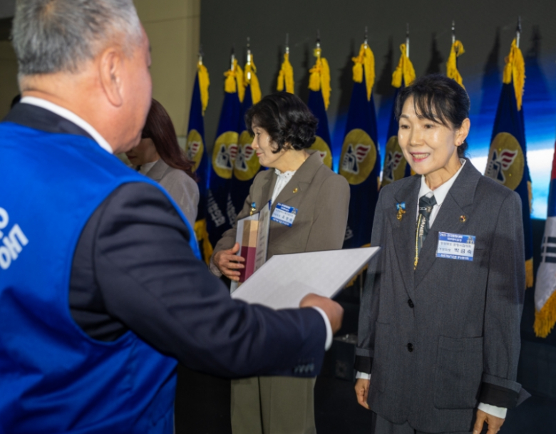 2026 바르게살기운동 전국회원대회에서 박금숙 바르게살기운동포항시협의회 여성회장(왼쪽 세 번째)이 국무총리 표창을 수상했다.